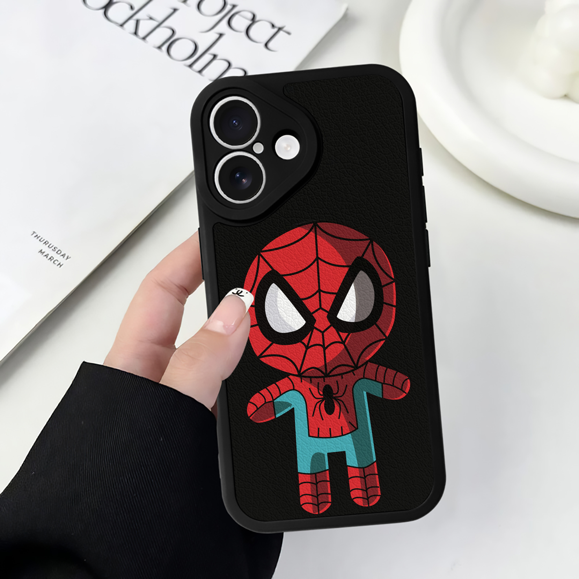（画像用） アベンジャーズ The Avengers 【iPhone 16シリーズ対応】シリコンスマホケース（レザー調） 材質：シリコン